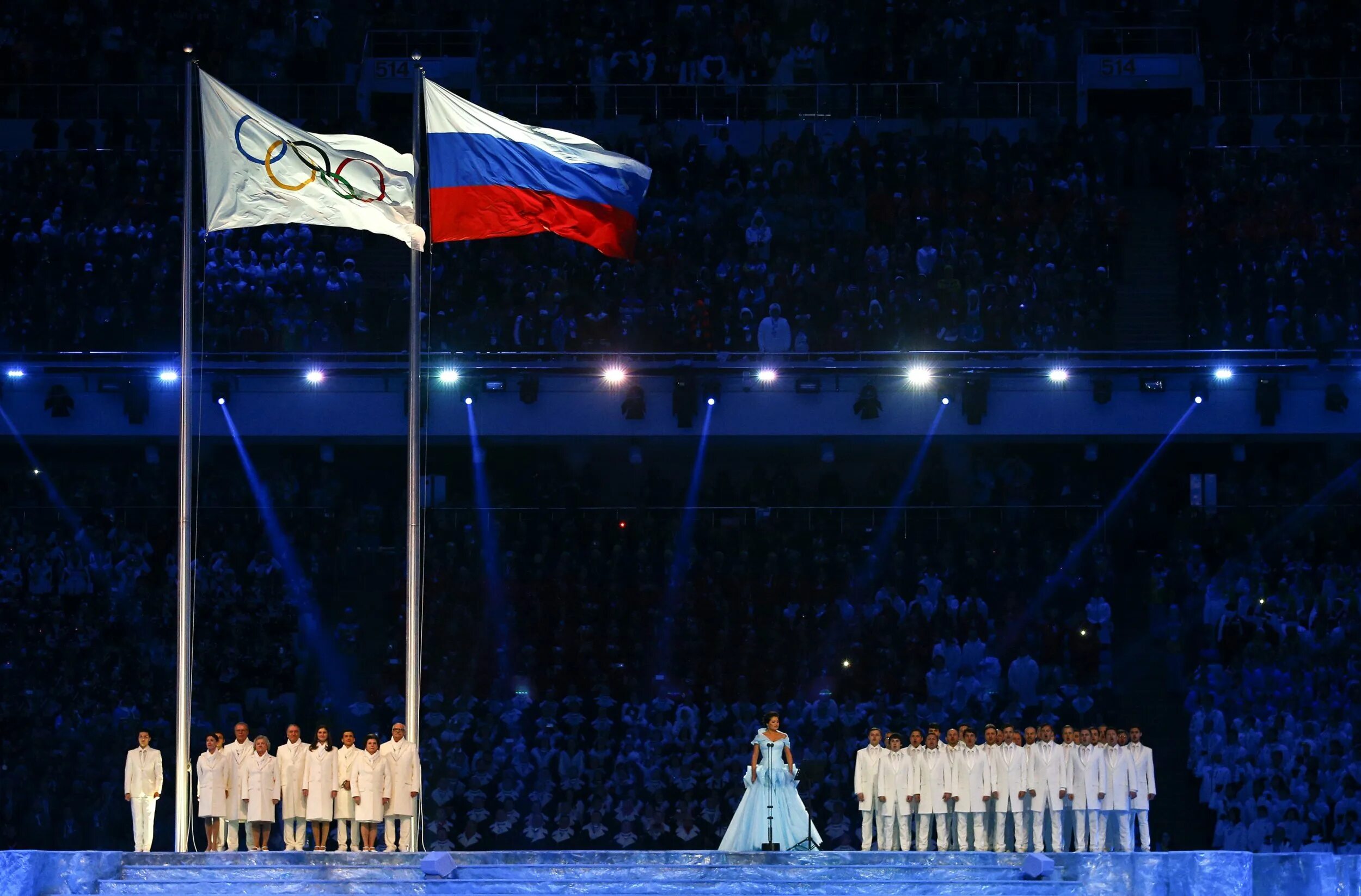 Флаг на церемонии. Флаг Олимпийских игр Сочи 2014. Поднятие флага на Олимпиаде. Поднятие флага России на Олимпиаде. Подъем российского флага на Олимпиаде.