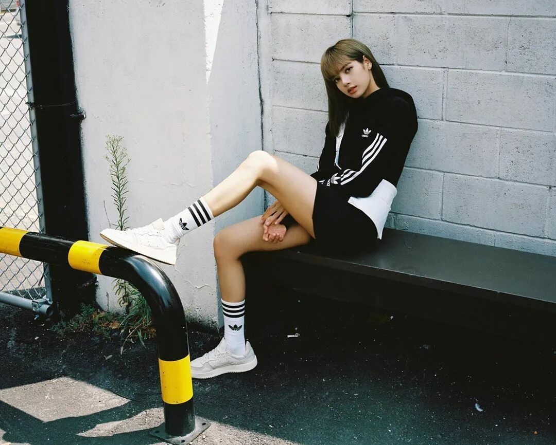 BLACKPINK Lisa adidas. Лалиса Манобан. Adidas Lisa Black Pink. Лалиса Манобан Black Pink. Lisa pictures