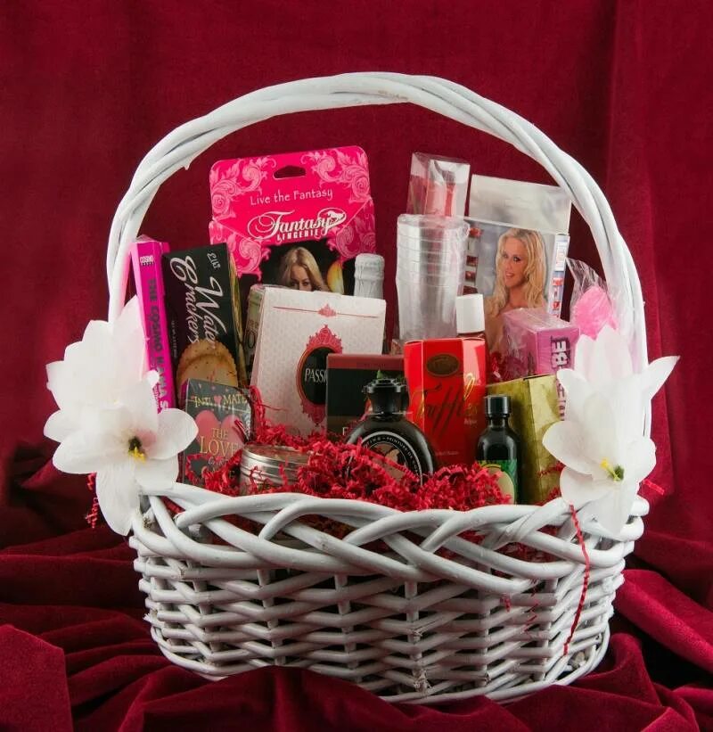 Красивые подарки на день рождения. Букет из конфет с розами. Подарок женщине. Подарочные корзины с косметикой. Оригинальные подарки на день рождения.