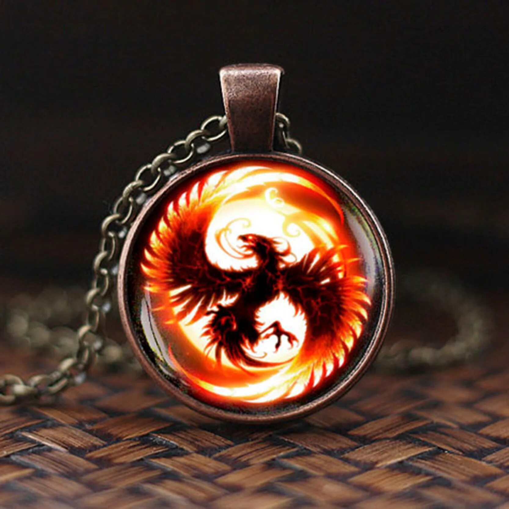Огненный оберег. Кулон с огненным камнем. Подвеска огонь и вода. Подвеска пламя. Огненная подвеска.