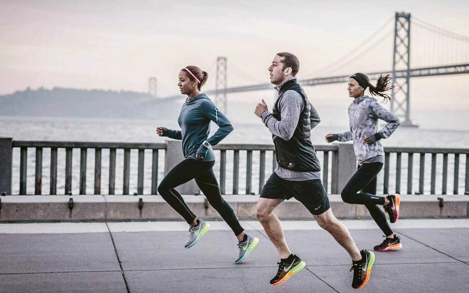 Два спортсмена. Nike Running. Nike Running бег. Спортивный стиль в городе. Пробежка Nike.