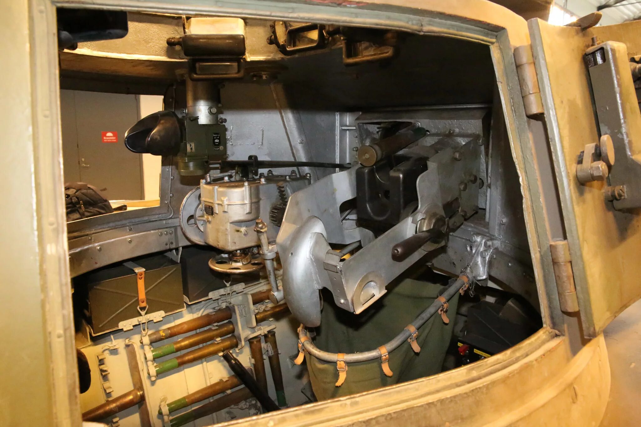 Т 4 внутри. Внутри танка pz 38 прага. танк lt vz 38 внутри. pz 38t внутри. интерьер танка pz 38t.