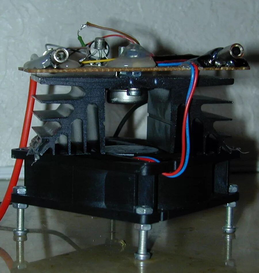 Радиаторы охлаждения для тиристоров тс 160. Охладитель для транзисторов. Охлаждение транзисторов. Радиатор для транзистора кт840а. Радиатор охлаждения транзистора.