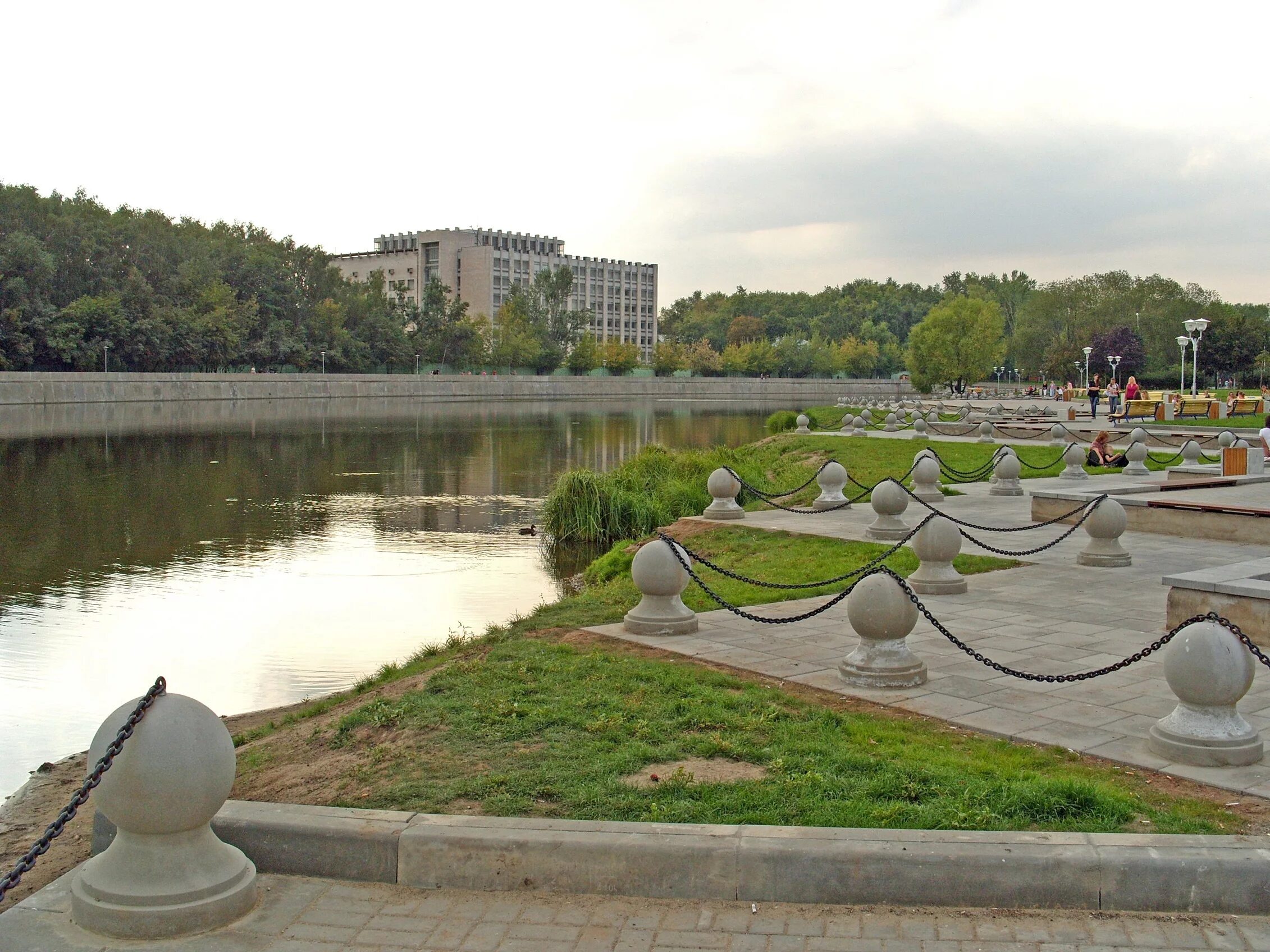 Радуга парк москва. Парк радуга выхино. Парк радуга выхино. Пруд радуга вешняки. Парк у прудов "радуга"выхино.