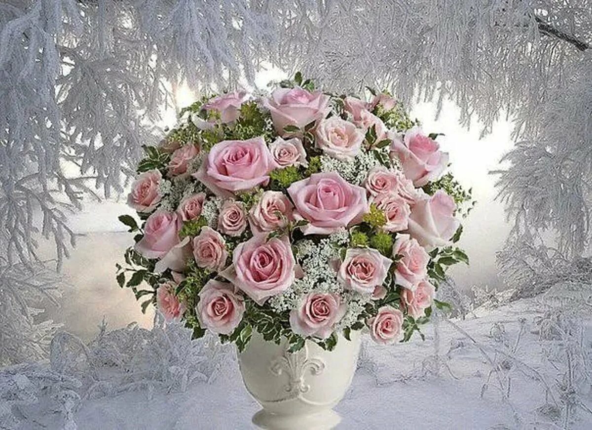 Красивый зимний букет. Зимний букет цветов на день рождения. Шикарный букет цветов с днем рождения. Букет снежный.