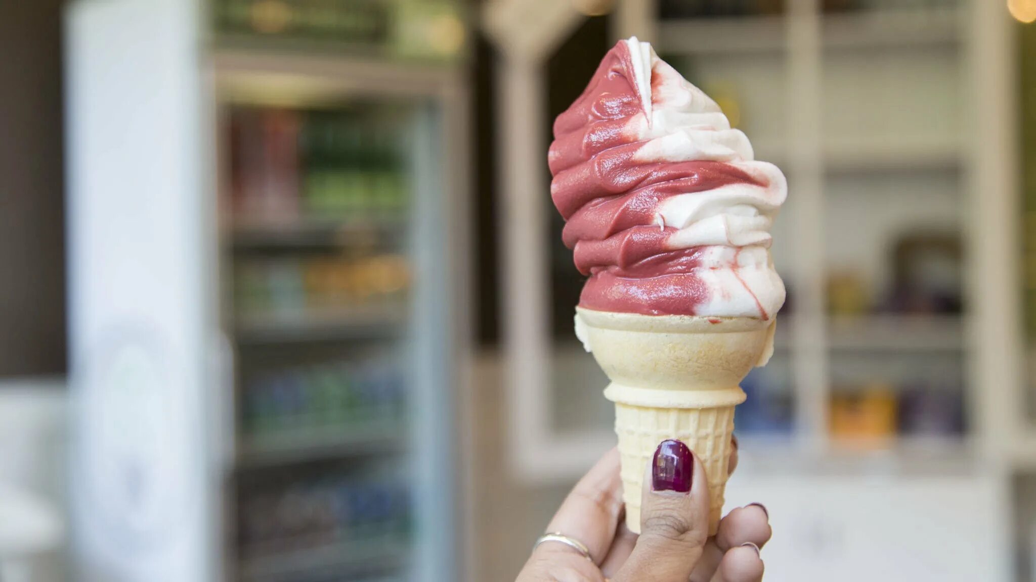 Толстое мороженое. Мягкое мороженое. Мягкое мороженое в рожке. Мороженое реклама. Финское мороженое.