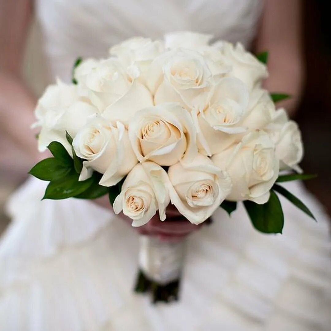 Букет на свадьбу белый. Букет невесты из белых роз. Букет невесты из белых роз Монобукет. Белых роз Венделла букет невесты.