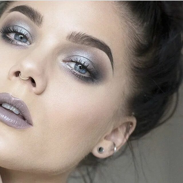 Цвет волос тауп. Нюдовый Смоки. Серебрянный Смоки макияж. Макияж для серых глаз. Макияж Вечерний серый.