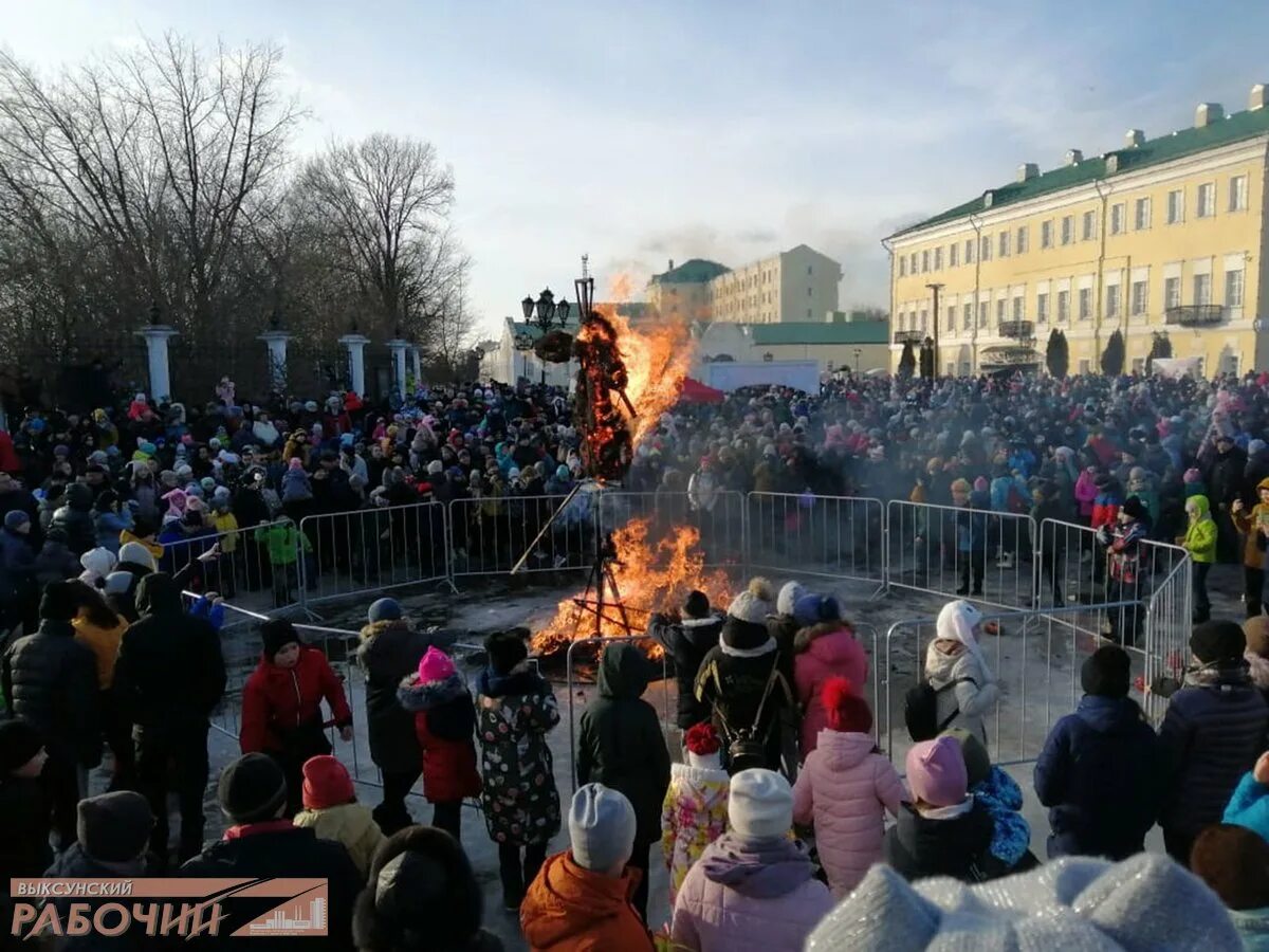 Масленица в выксе 2024. Площадь Металлургов Выкса. Масленица Выкса. Выкса Масленица 2023. Масленица в Новосергиевке.