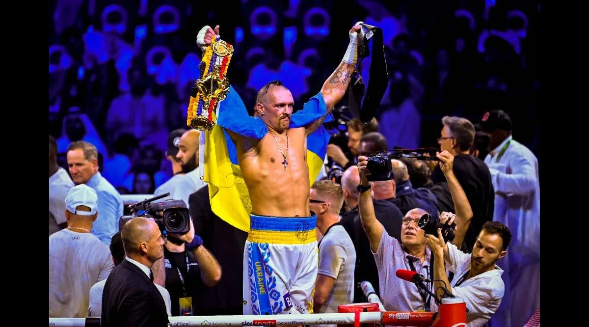Усик після бою з брієдісом. Боксер украины усик. Украинский боксёр усик. Усик боксер. Боксер украины усик.