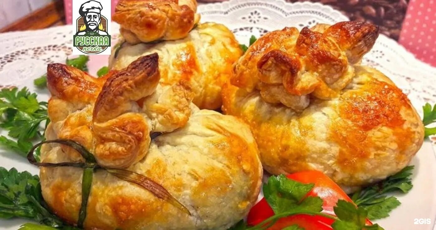 Слоеные мешочки с курицей. Курица запеченная в тесте. куриные ножки в слоеном тесте. курица с грибами в слоеном тесте. мешочки из теста с курицей.