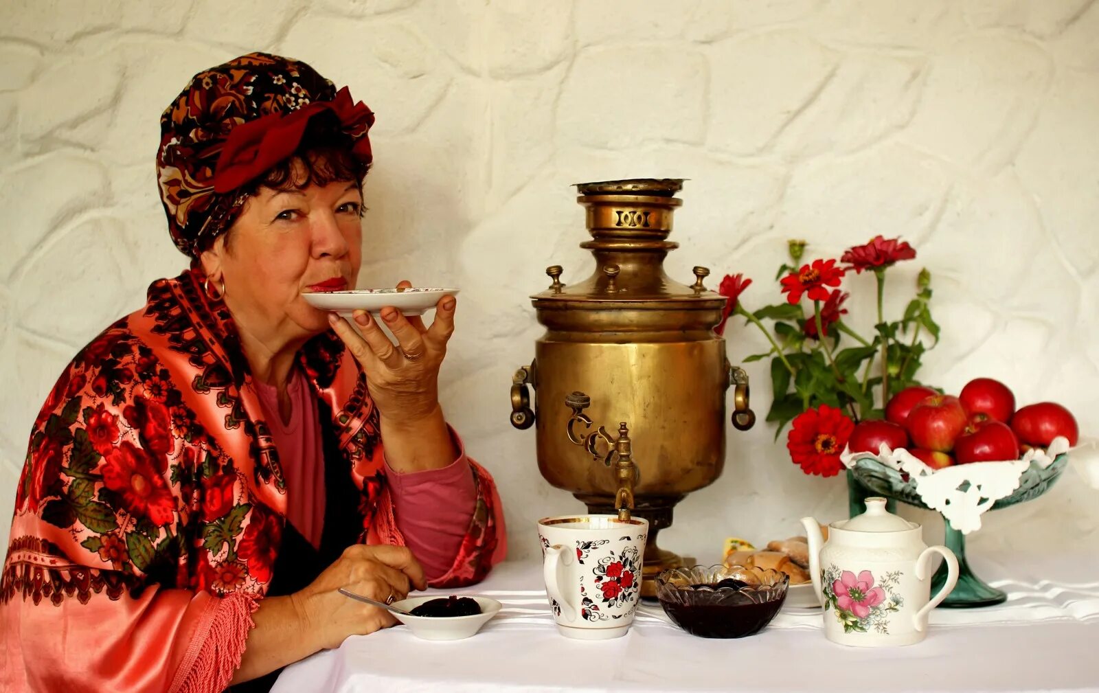 Мы пьем чай в старых. Бабушки за чаем. бабушка с самоваром. чаепитие. самовар чай.