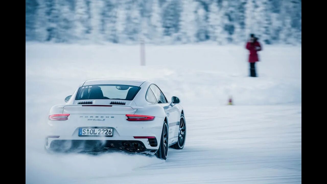 Порше панамера зимой. Porsche gt4 snow. Порше 911 белый. Машина в снегу. Porsche taycan обои.