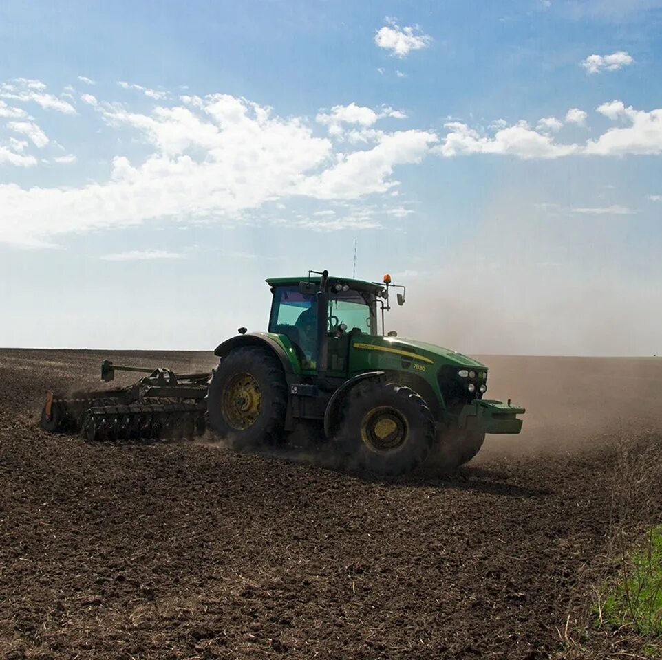 Нью Холланд пашет землю. Трактор ХТА-200-10 пахота. Трактор пашет. Трактор пашет поле.