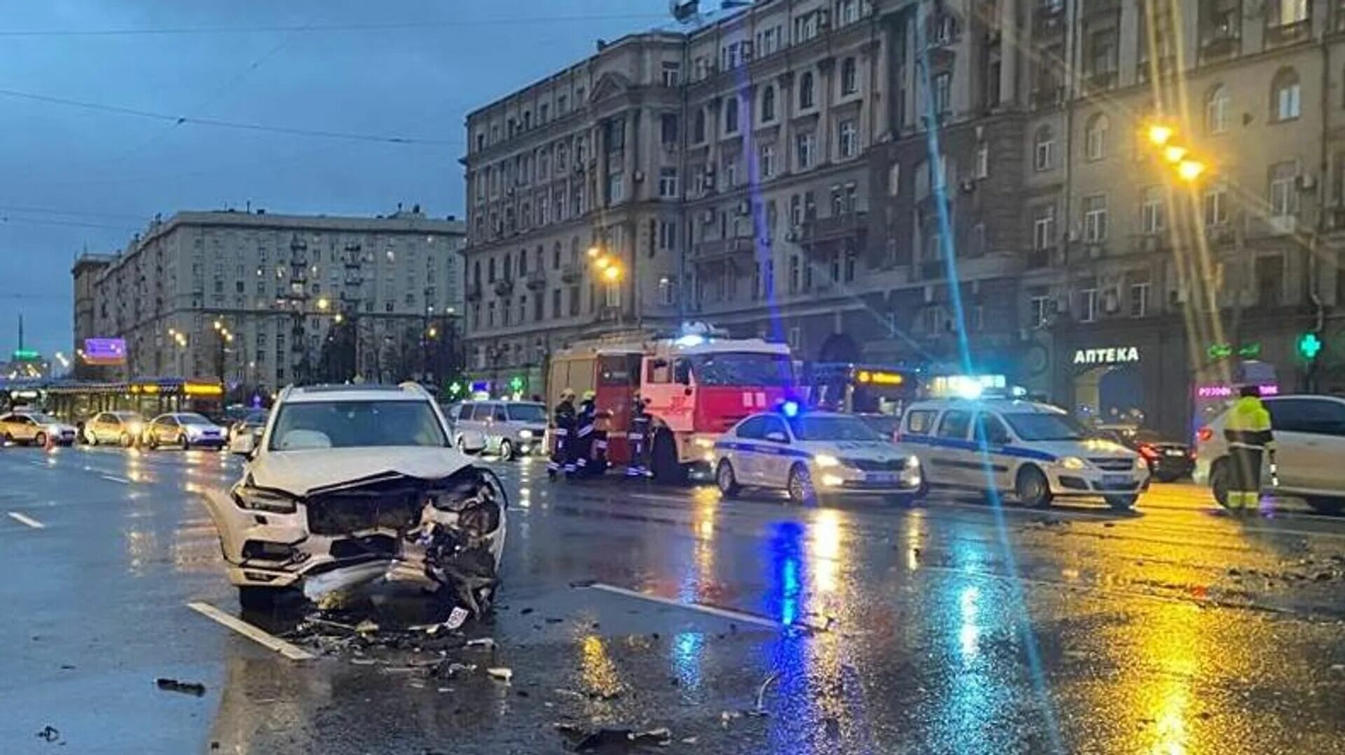 ДТП на Кутузовском проспекте Саид Губденский. Кутузовский проспект Саид Губденский. Авария на Кутузовском проспекте 2021. Авария в Москве Саид Губденский. Россия 22.11 2021