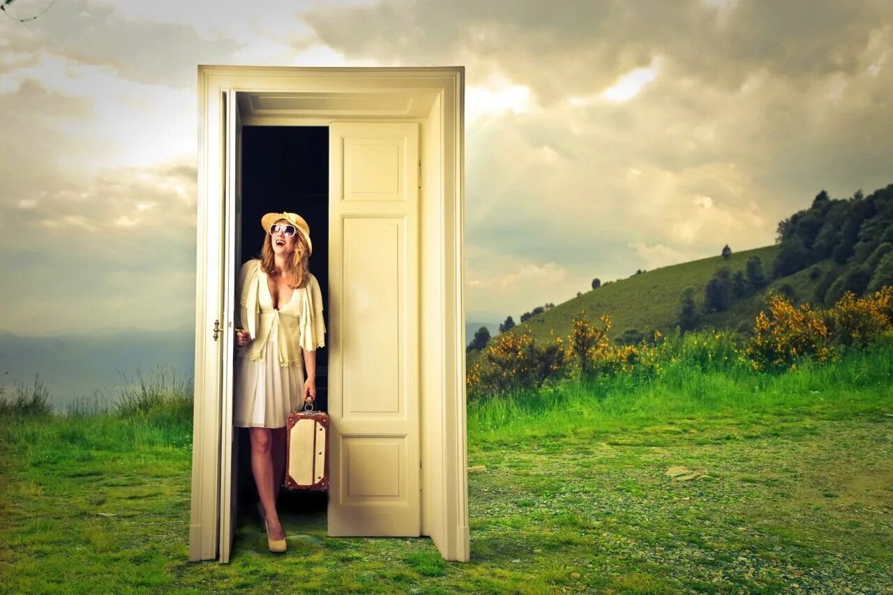 Девушка у двери. Криминогенная ситуация в лифте. Девушка заходит в кафе. Фотосессия у двери. Девушка открывает дверь.