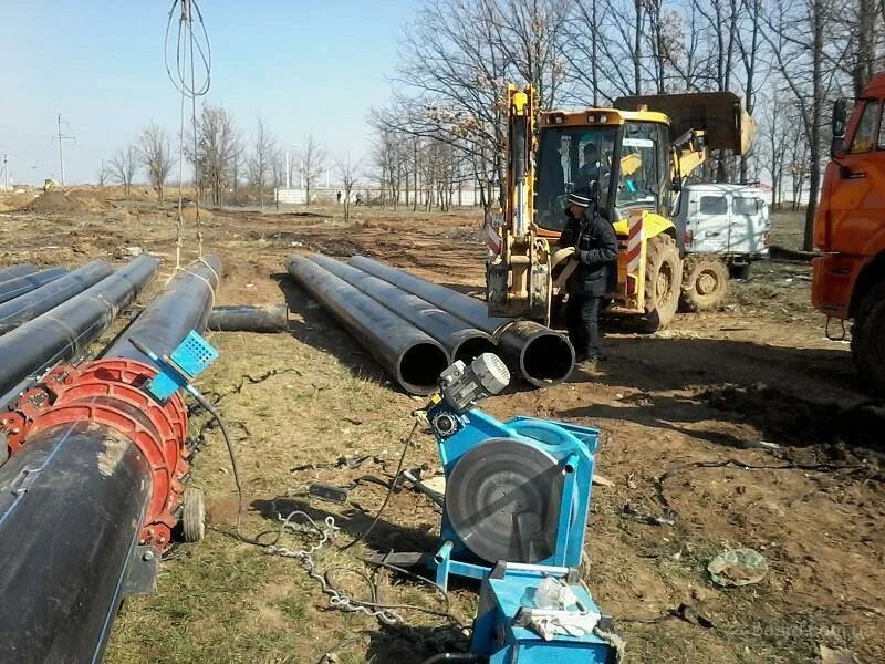 Укладка пэ труб. Прокладка магистральных коллекторов канализации 1400мм. Прокладка магистральных коллекторов канализации 1400мм. Укладка пэ труб. Сварка пнд труб электромуфтами 32мм.