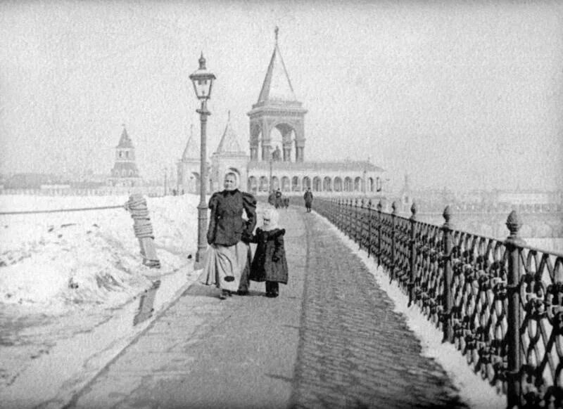 Памятник александру в кремле. Памятник Александру II В Кремле. Памятника Александру II В Московском Кремле. Открытие памятника Александру 2 в Москве. Памятник Александру 2 в Кремле 1917.