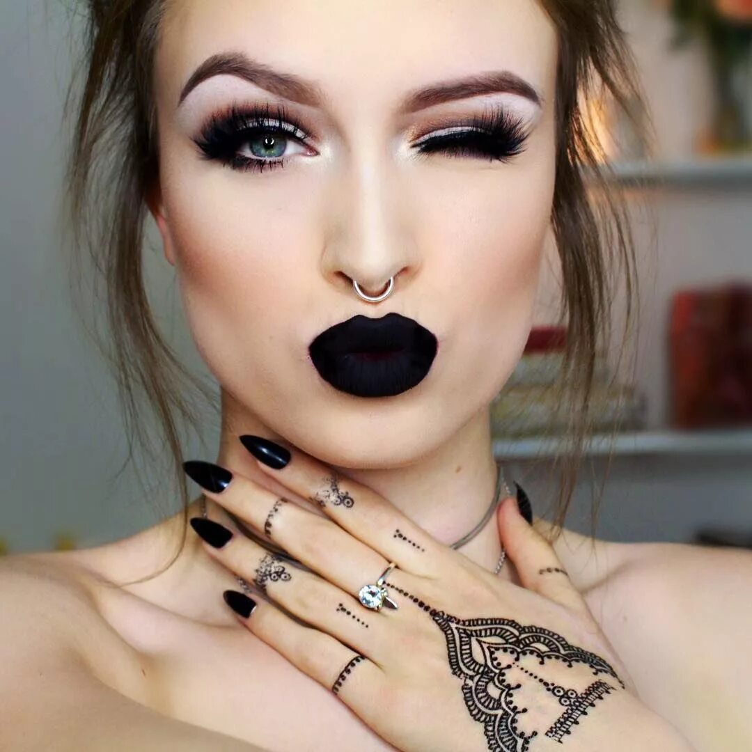 Dark make up