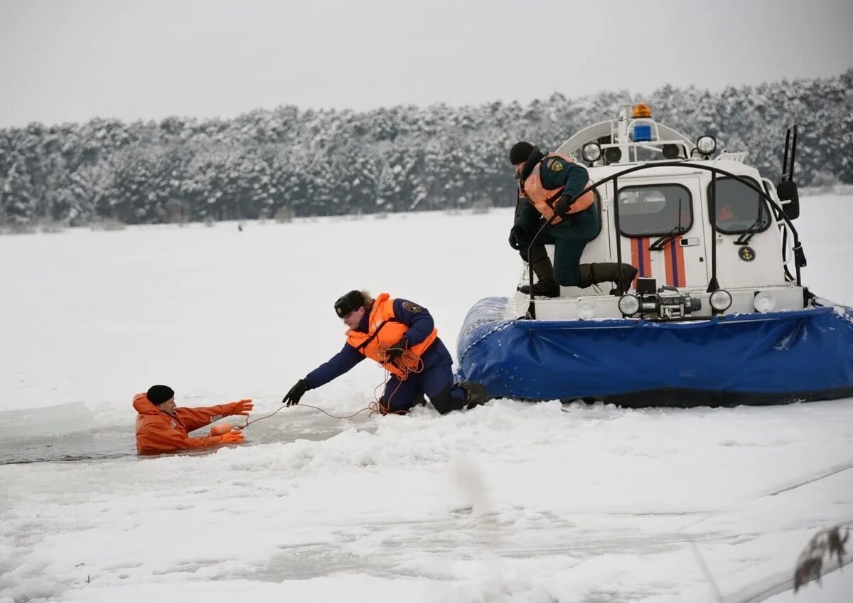 Спасательные работы на воде средства спасания. МЧС России спасатели на воде. Спасательная служба на водных объектах. Спасение на воде МЧС.