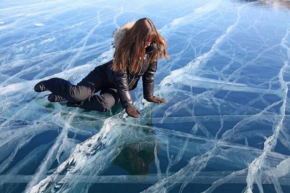 Хочу воды видео. Фотосессия на льду озера. Байкал зимой. Ледяное спокойствие. Отражение во льду.