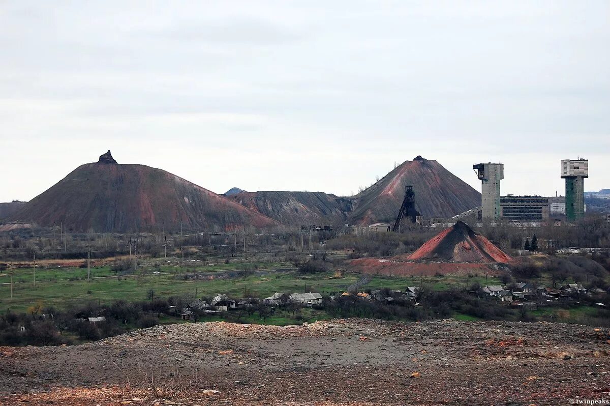 Террикон угольной шахты. Рекультивированные терриконов донбасса. Шахты ростовская область терриконы. Угольные терриконы донбасса. Терриконы донбасса шахты.