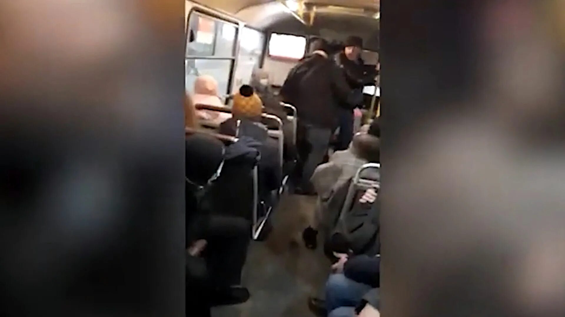 Толпа в автобусе избила мужчину. Потасовка в транспорте. Избиение жены в автобусе.