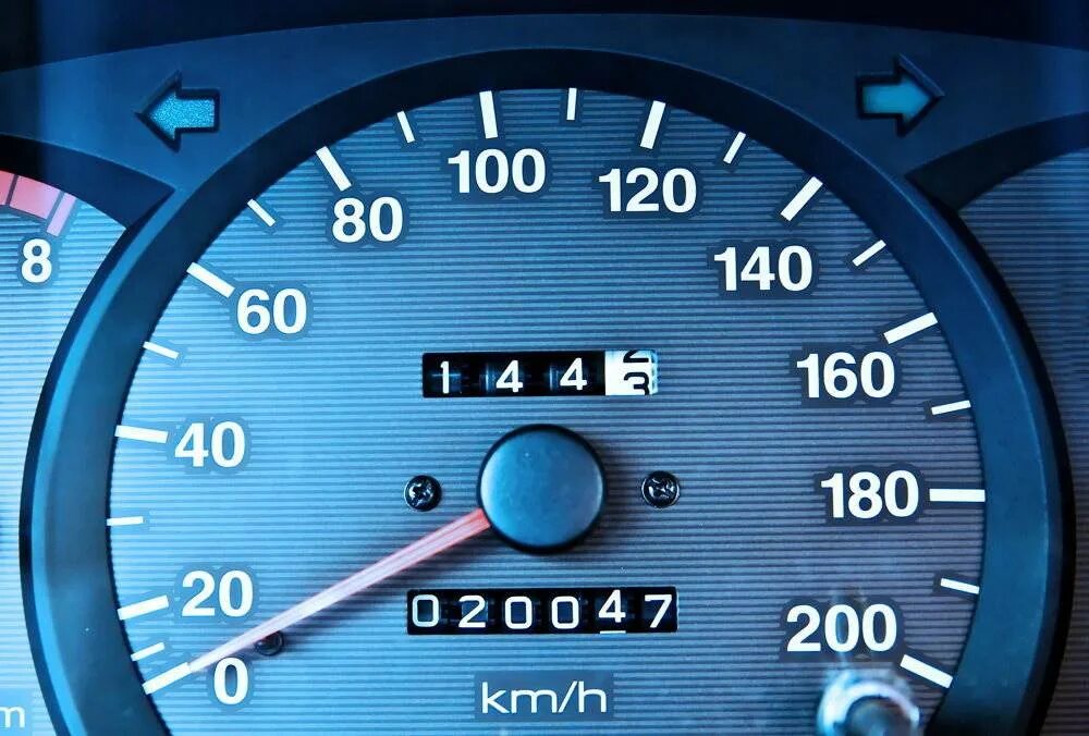 Скрутить пробег автомобиля. Одометр автомобиля. Как правильно посчитать моточасы на автомобиле. Автомобили с пробегом. Стоимость 1 километра пробега автомобиля таблица.