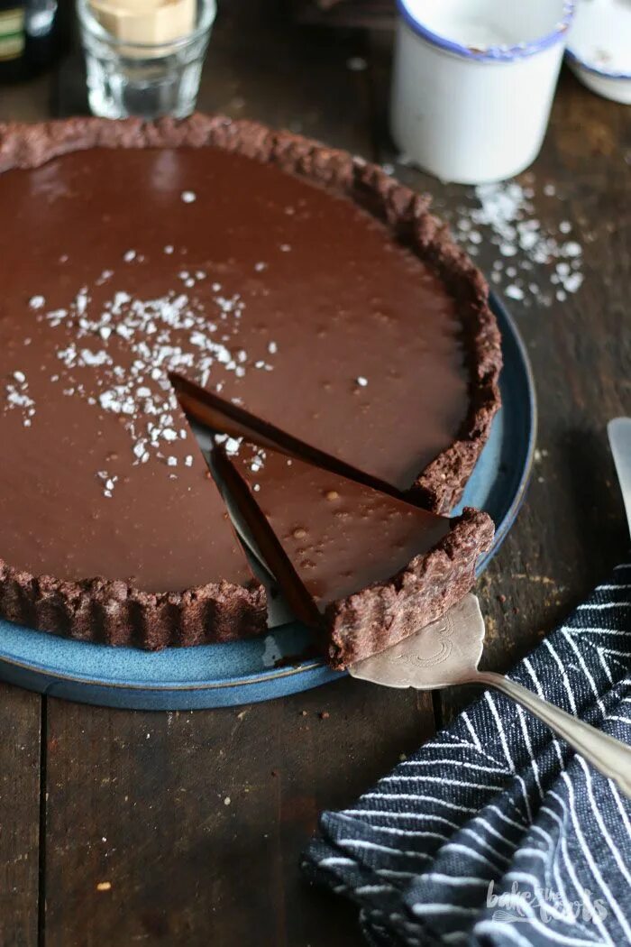 Шоколадный тарт. Тарт с шоколадным кремом. Тарт шоколадный пирожное. Пирог с карамелью и шоколадом. Тарт шоколадный кардамон.