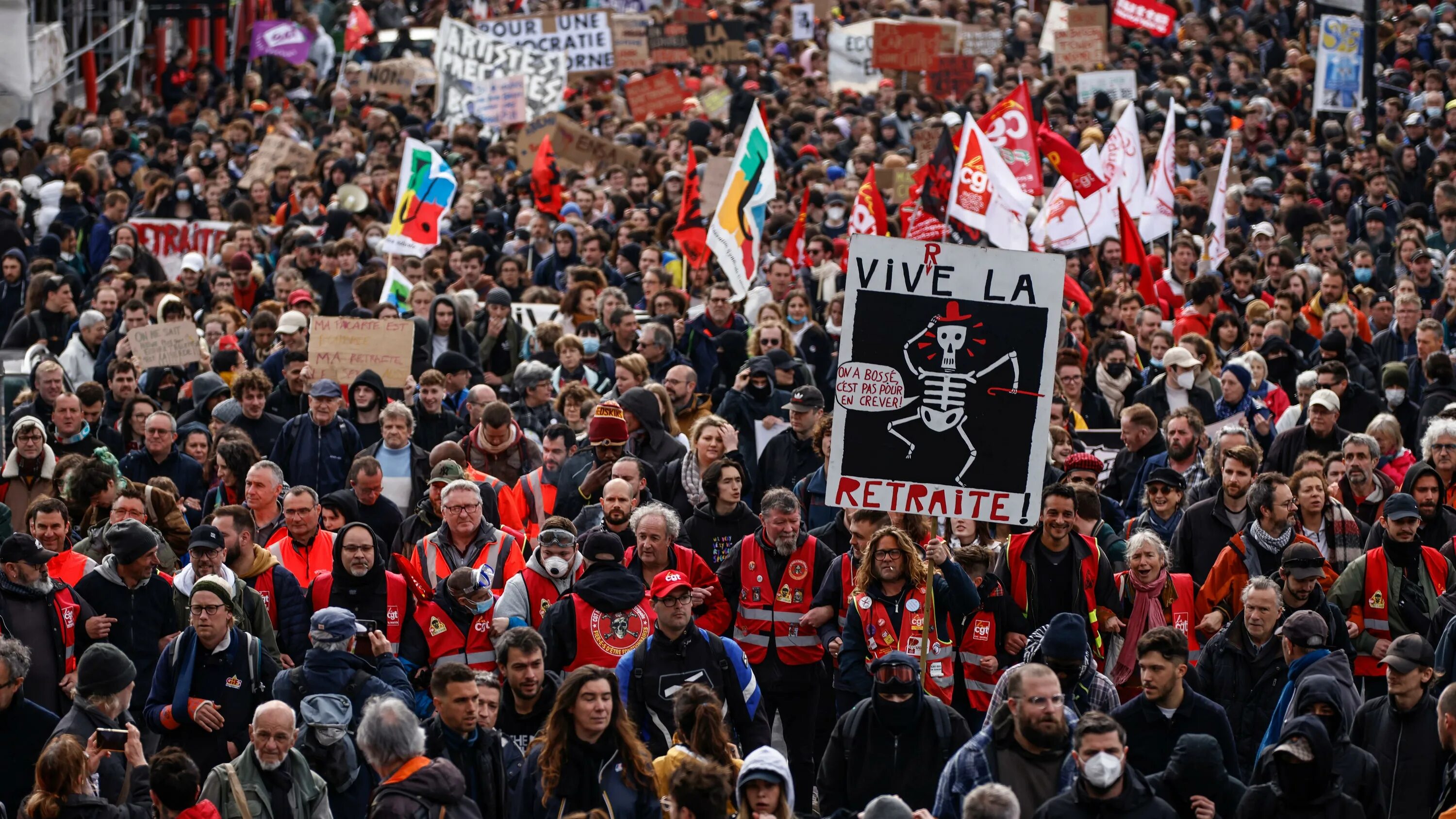 Французы сегодня. Протесты во Франции 2023. Забастовки во Франции. Митингующие во Франции. Человек толпы.