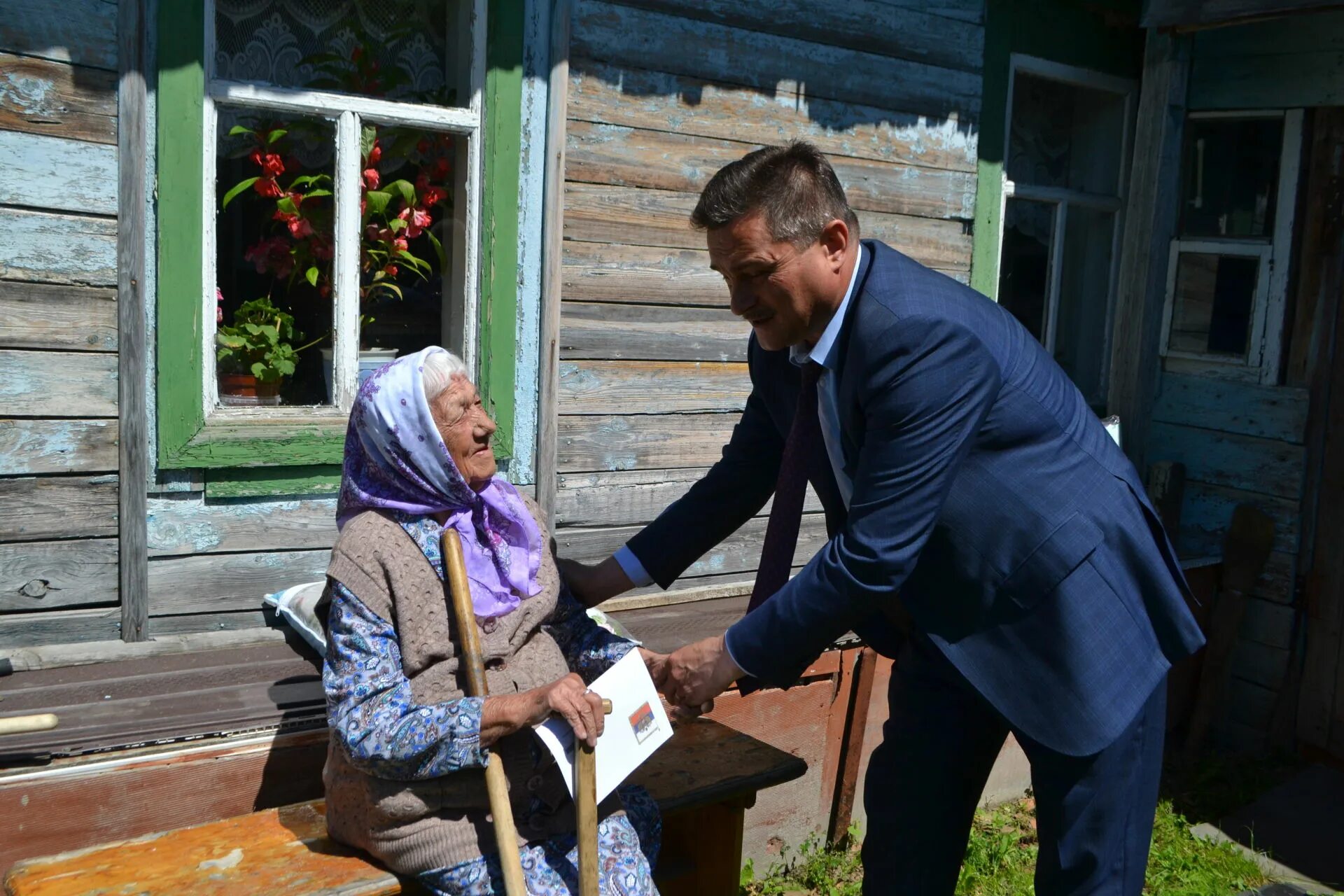 95 лет исполнилось. Манаев учитель из Ташевки. 95 Лет аернеьуреинскрму районе. Фото Редково совенекса.