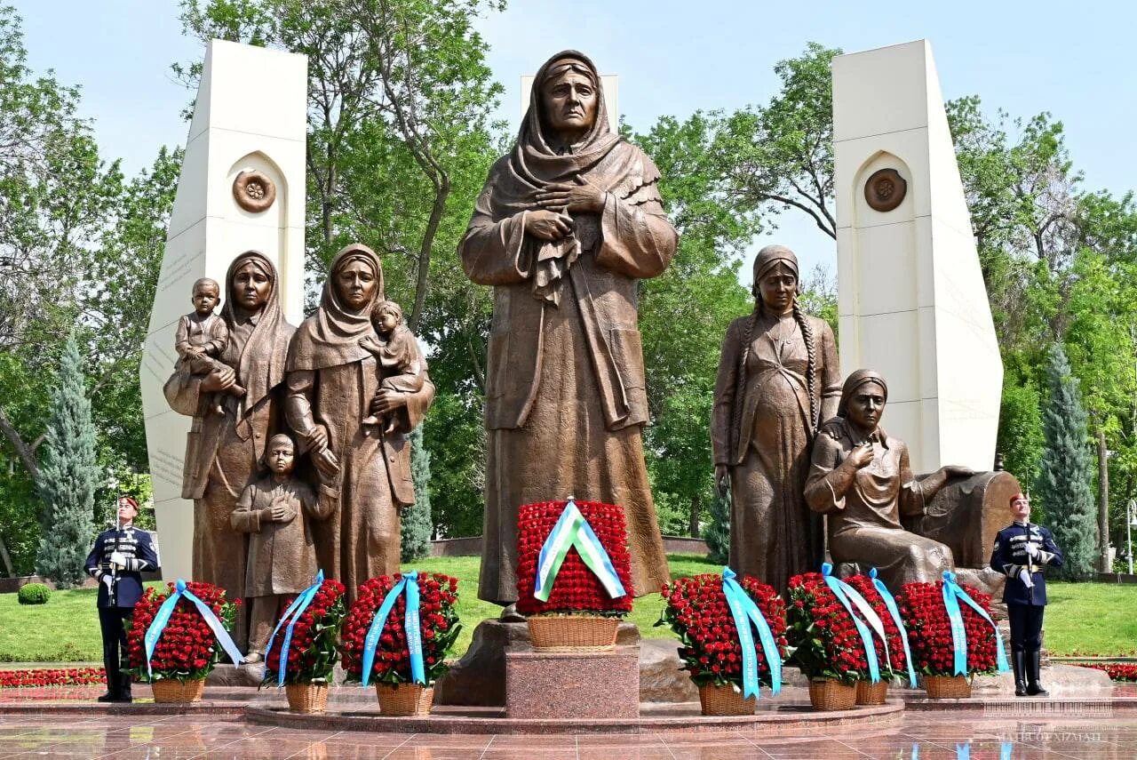 Памятник памяти и почестей Ташкент. Памятник матери парк Победы в Ташкенте. Монумент Скорбящей матери в Узбекистане. 9 Май Хотира майдони.