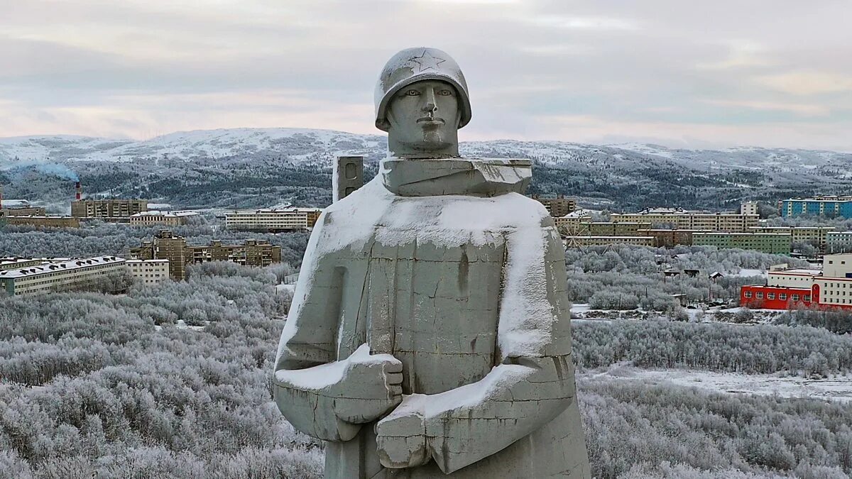 Памятник алеша в городе. Памятник защитникам заполярья мурманск. памятник защитникам советского заполярья в мурманске. мурманский алеша памятник защитникам советского заполярья. памятник алеше в мурманске.