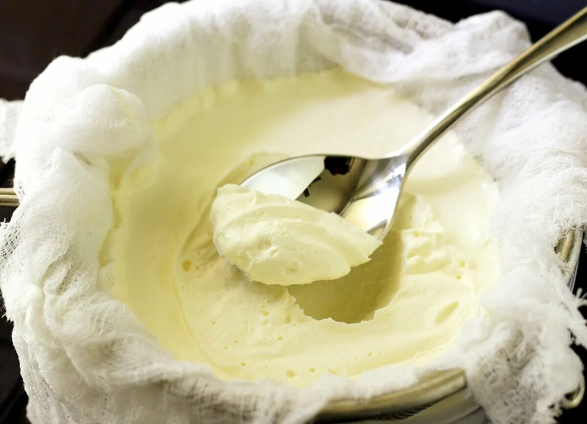 Рецепт крема из сливок и маскарпоне. Крем чиз рикотта. Творожный сыр маскарпоне. Сливки маскарпоне. Сыр маскарпоне сливки.
