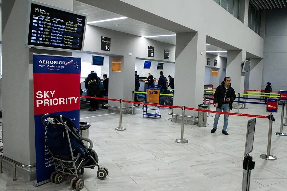 храброво стойки регистрации. аэропорт калининград внутри. аэропорт храброво регистрация. аэропорт храброво калининград внутри. аэропорт храброво калининград.