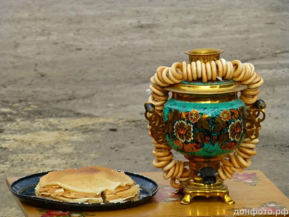 Самовар с блинами. Масленица самовар. Стол с самоваром и блинами. Масленица блины самовар.