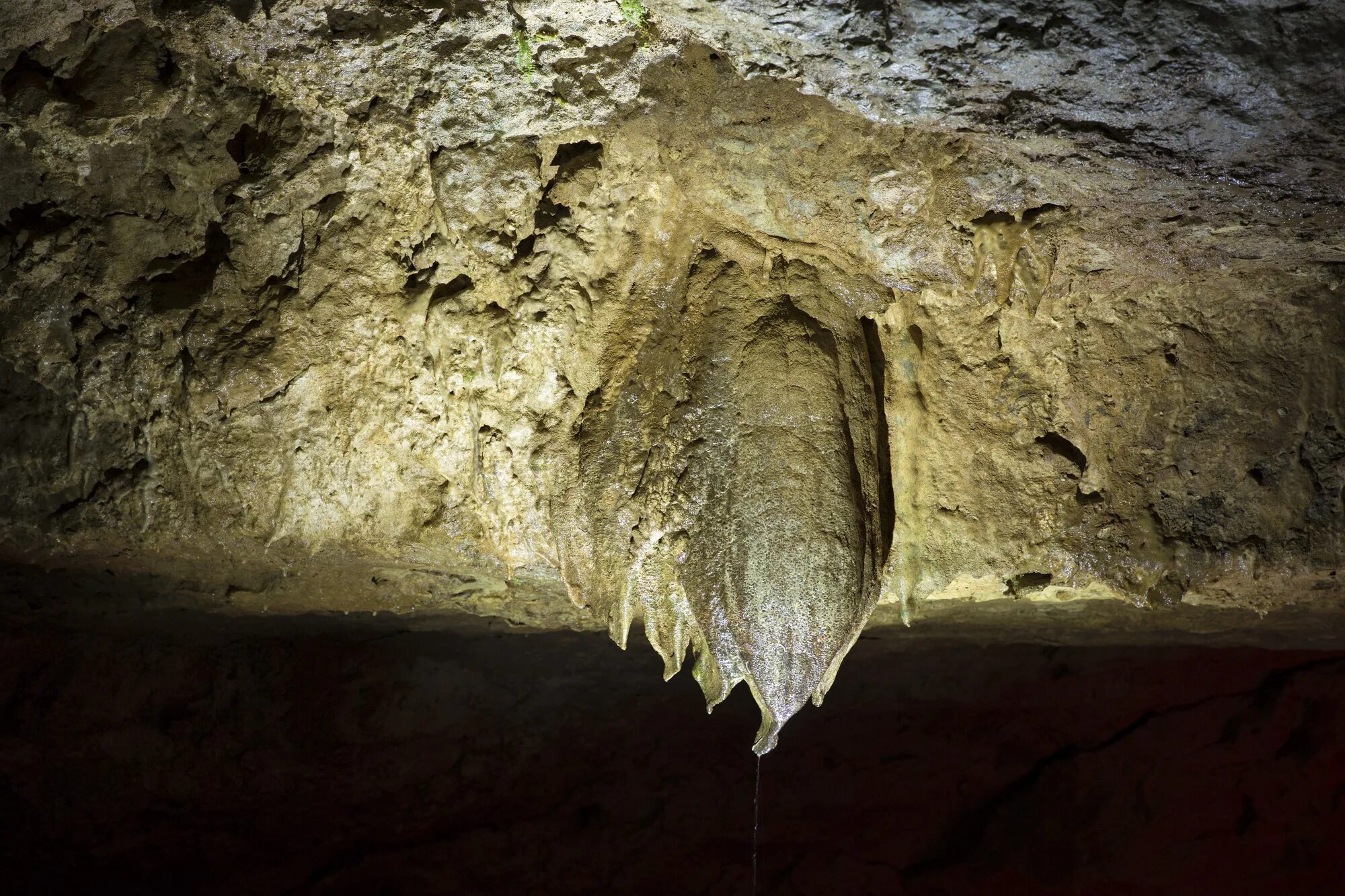 Неглубокая пещера 4 буквы. Пещера прометея. prometheus cave.