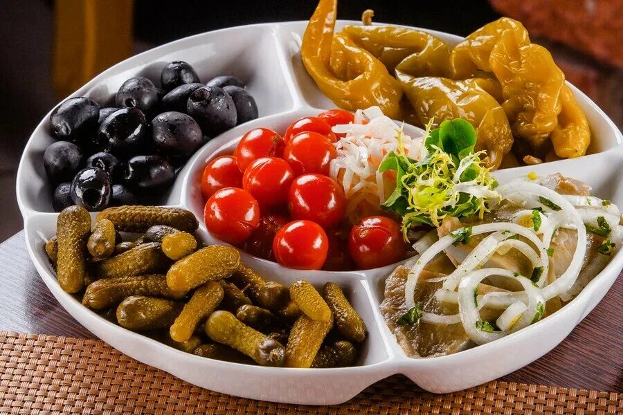 Овощи квашеные и маринованные, маринованные и солёные грибы.