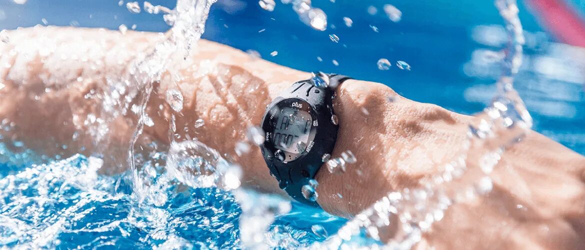 Лучшие часы для плавания. Часы для плавания в бассейне. Смарт часы для плавания в бассейне. Часы для пловцов в бассейне. Секундомер для бассейна.