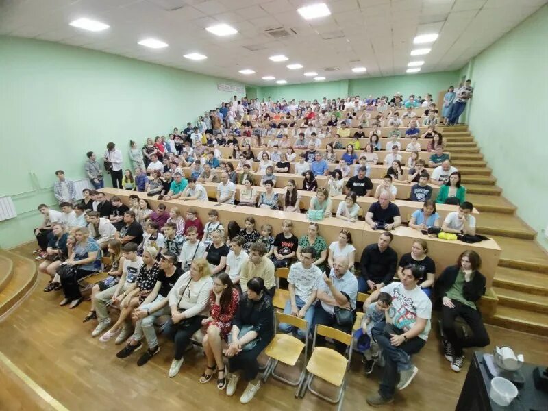 выпускники 2022 платья. воротынская средняя школа. собрание в выпускном классе. фон для презентации школа.