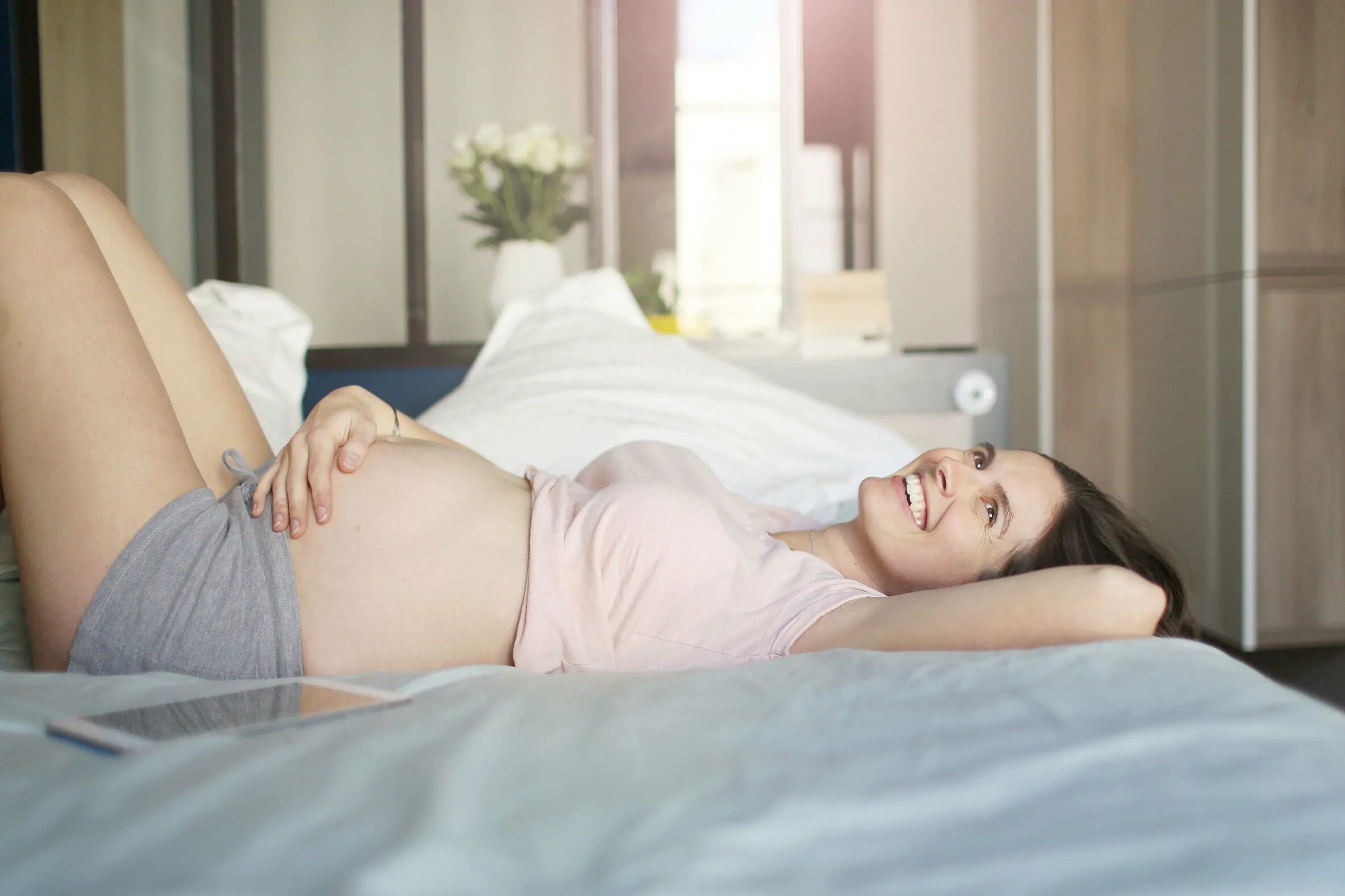 Как забеременивают девушки фото. Pregnant on Bed. Pregnant brunette in early 30s posing in Bed. Pregnant Plus Size laying in Bed non professional.