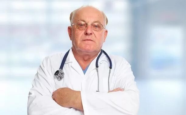Пожилой мужчина врач. Пожилой врач. Старый доктор. Старый врач. Пожилой врач мужчина.