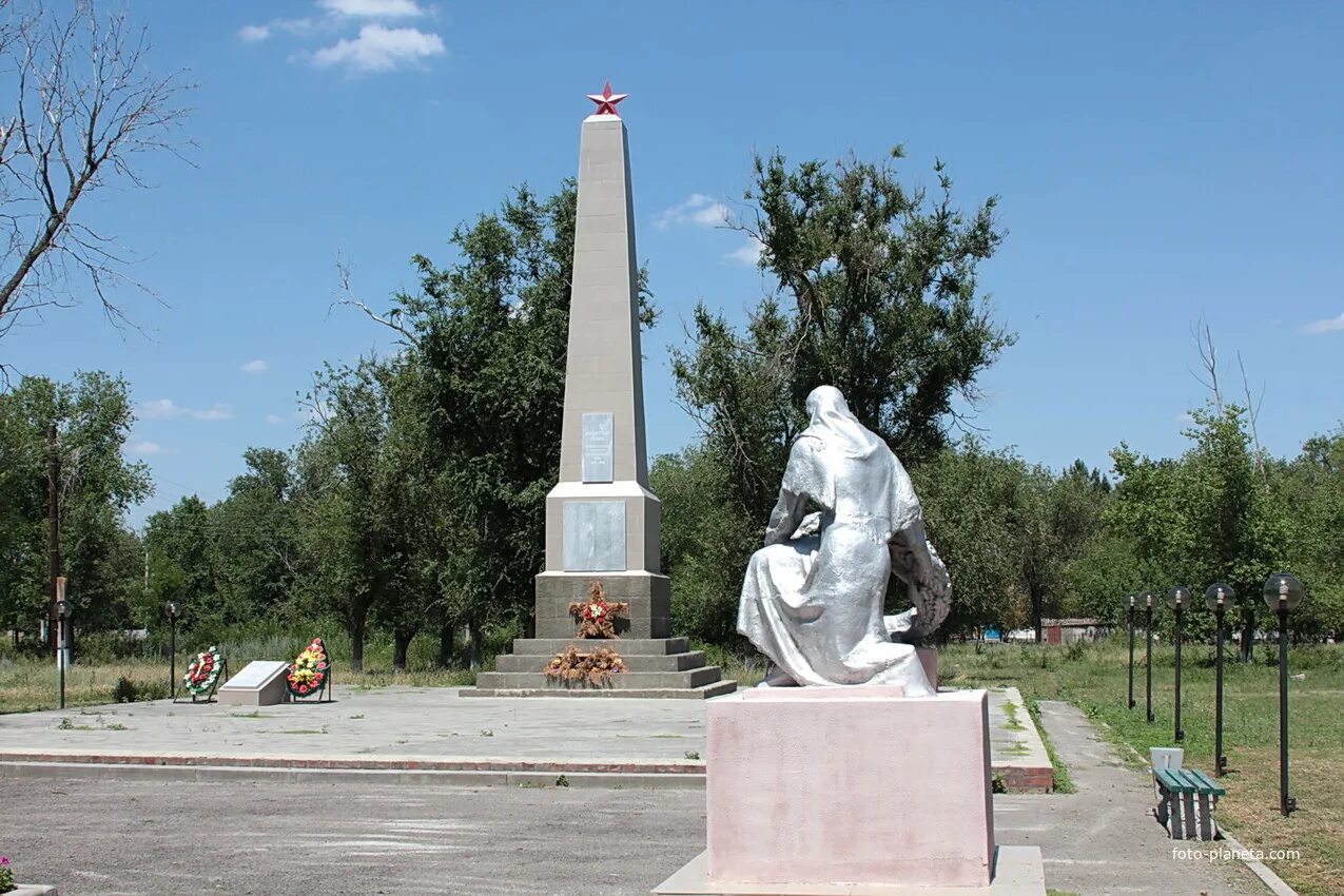Село романовка. Памятник в романовке. Село авилово волгоградская область. Село романовка. Село романовка ростовская область.