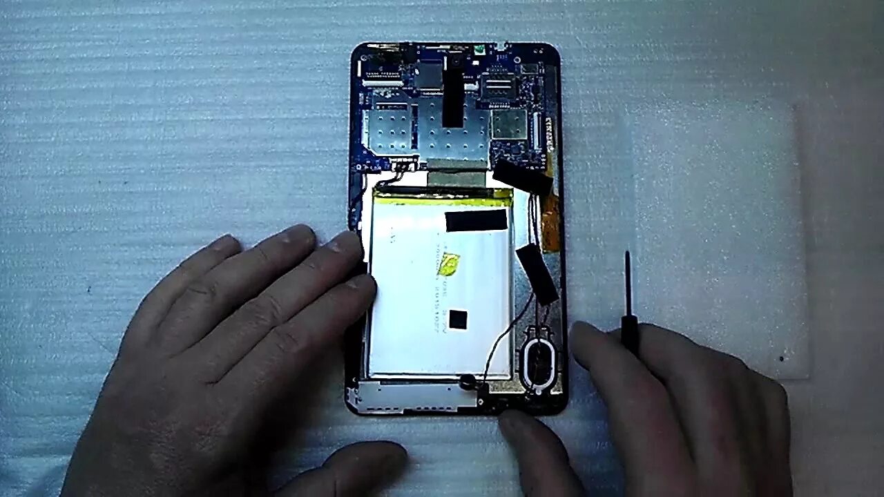 Digma разборка. Планшет дигма в разборе. планшет дигма 7 разобранный. разобрать планшет дигма. digma plane 7.7 разбор.