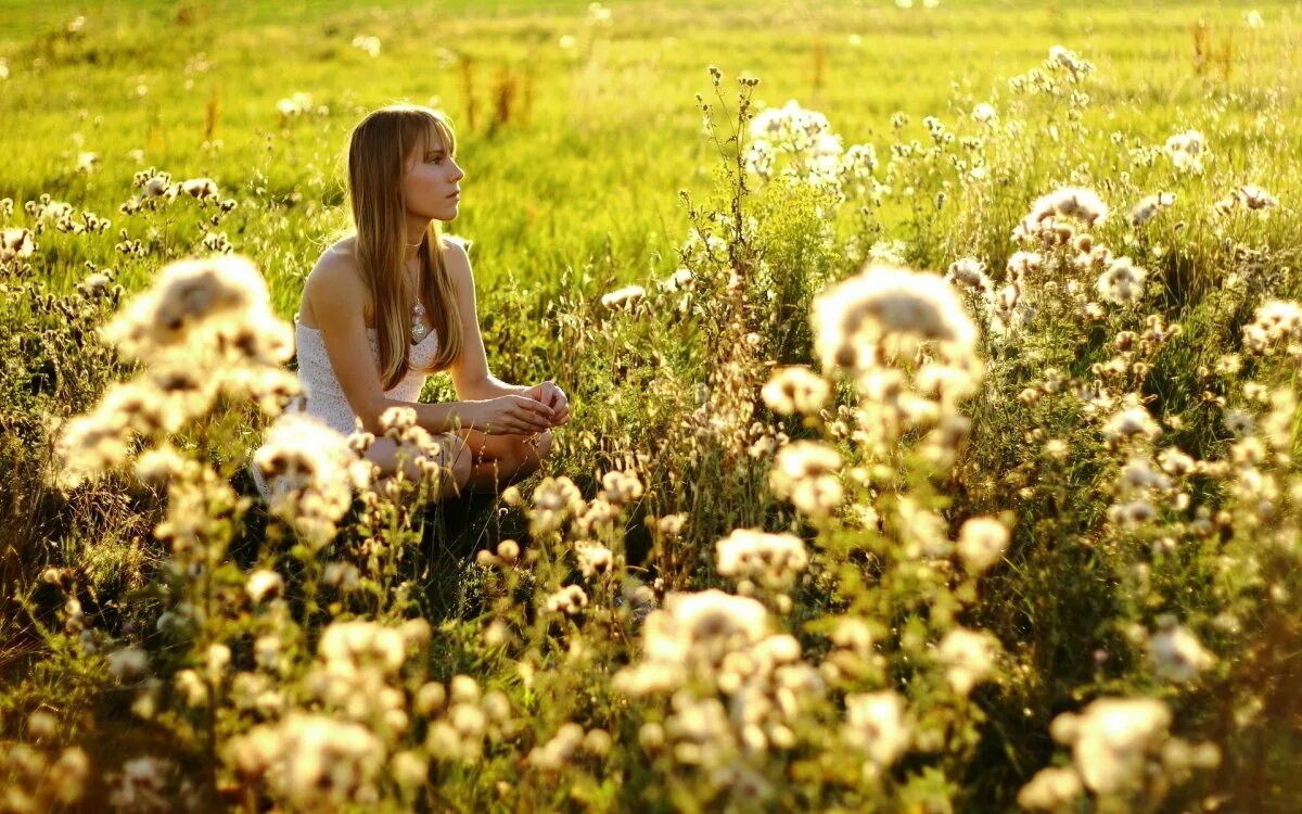 Как пройти ожидания среди цветов. Девушка в цветочном поле. Девушка среди цветов. Девушка на цветочной Поляне. Фотосессия в поле летом.