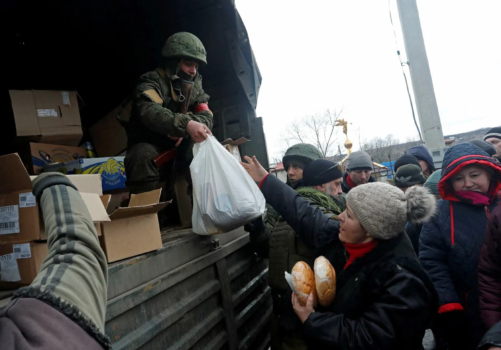 Спецоперация России на Украине. Живой щит Украина. Гуманитарные коридоры на Украине. Живой щит Украина гуманитарный коридор.