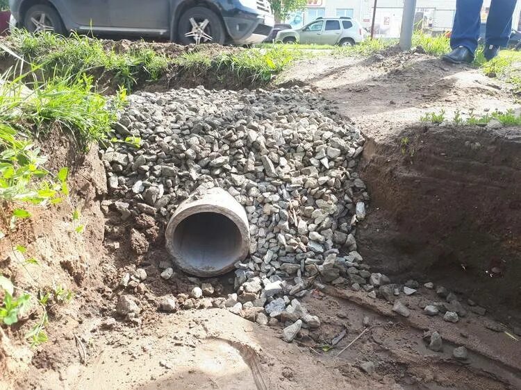 Канава для канализации. Соседи сливают канализацию