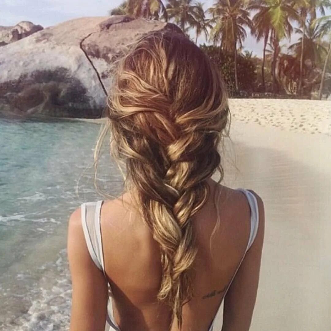 Пляжные прически на длинные волосы. Прически на море. Bubble braid прическа. Пляжные прически на средние волосы. Прическа две косички.