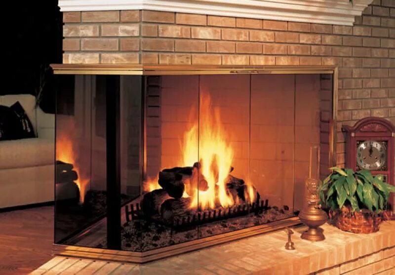камин с огнеупорным стеклом.