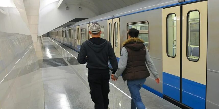 Поезд в метро ходят с одинаковым. Ждут поезд метро. поезд метро пионерская. конкурс станция метро поезда. поезд метро стажер.